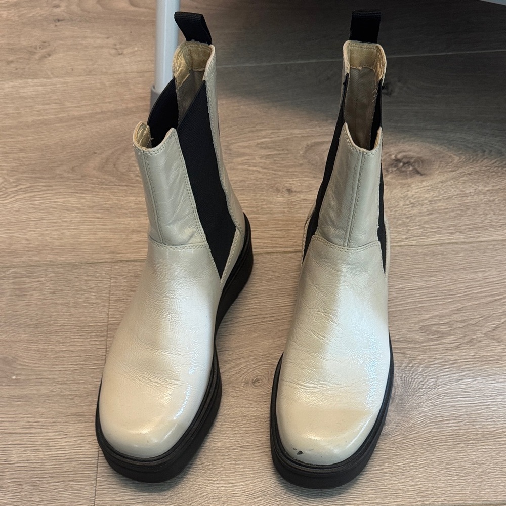 Vagabond Cream and Black Ankle Boots
